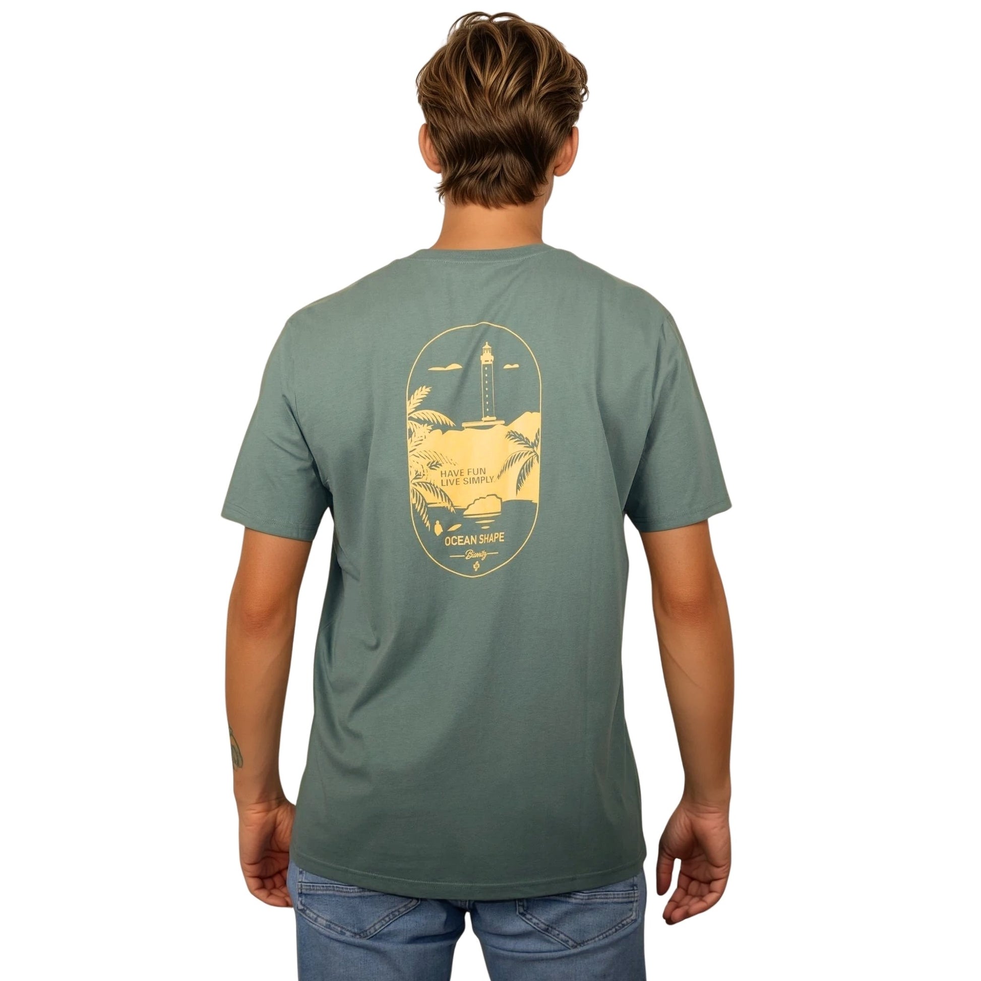 T-shirt unisexe vert sauge en coton biologique avec grand dessin phare de Biarritz jaune dans le dos, vu de dos sur mannequin homme.