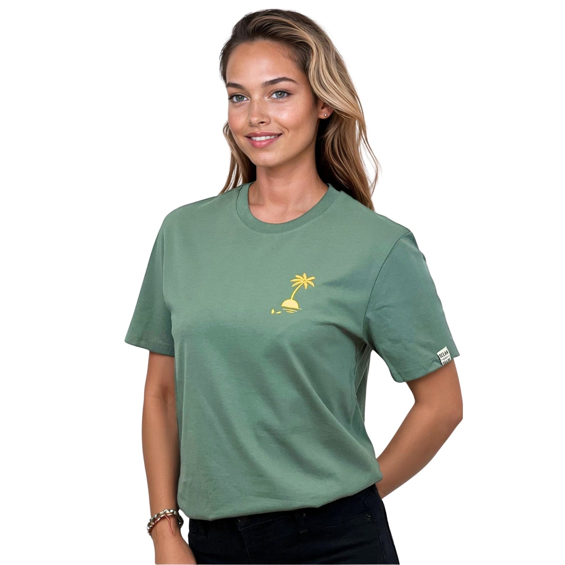 T-shirt unisexe vert sauge en coton biologique avec petit dessin palmier sur île jaune sur la poitrine gauche, vu de face sur mannequin femme.