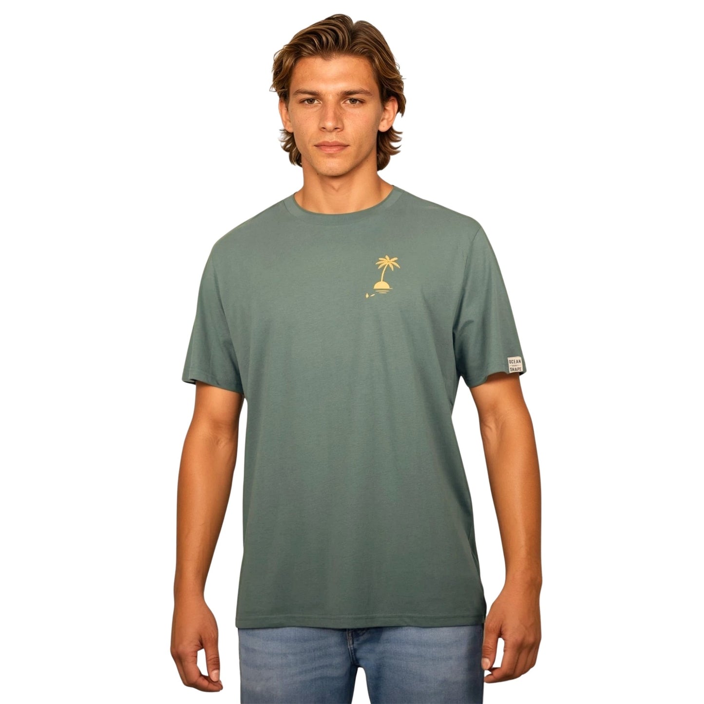 T-shirt unisexe vert sauge en coton biologique avec petit dessin palmier sur île jaune sur la poitrine gauche, vu de face sur mannequin homme.