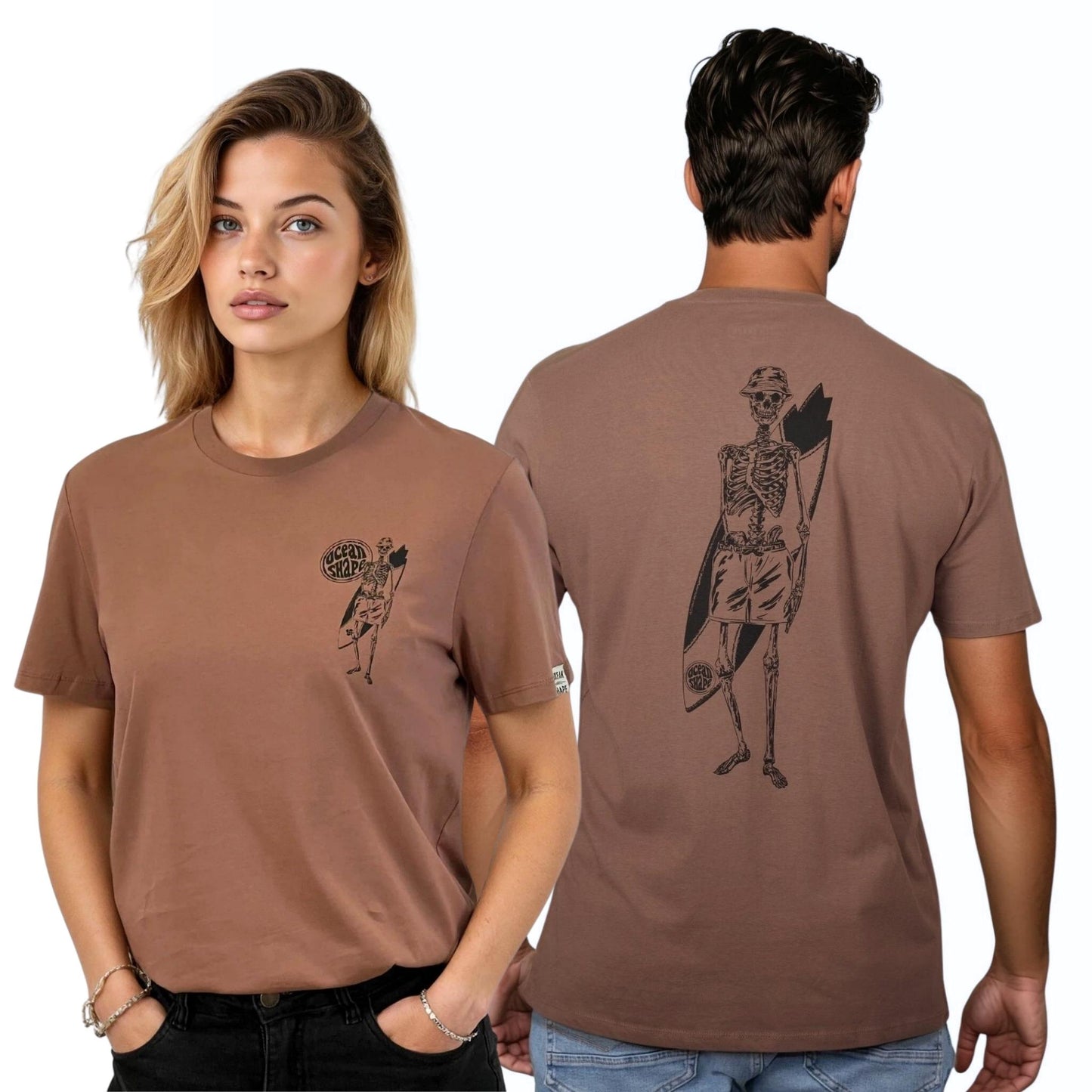 T-shirt unisexe sienna en coton biologique;
Devant : petit dessin noir de squelette surfeur sur la poitrine gauche
Dos : Grand dessin noir de squelette surfeur dans le dos.
Vu de face sur mannequin femme et de dos sur mannequin homme. 