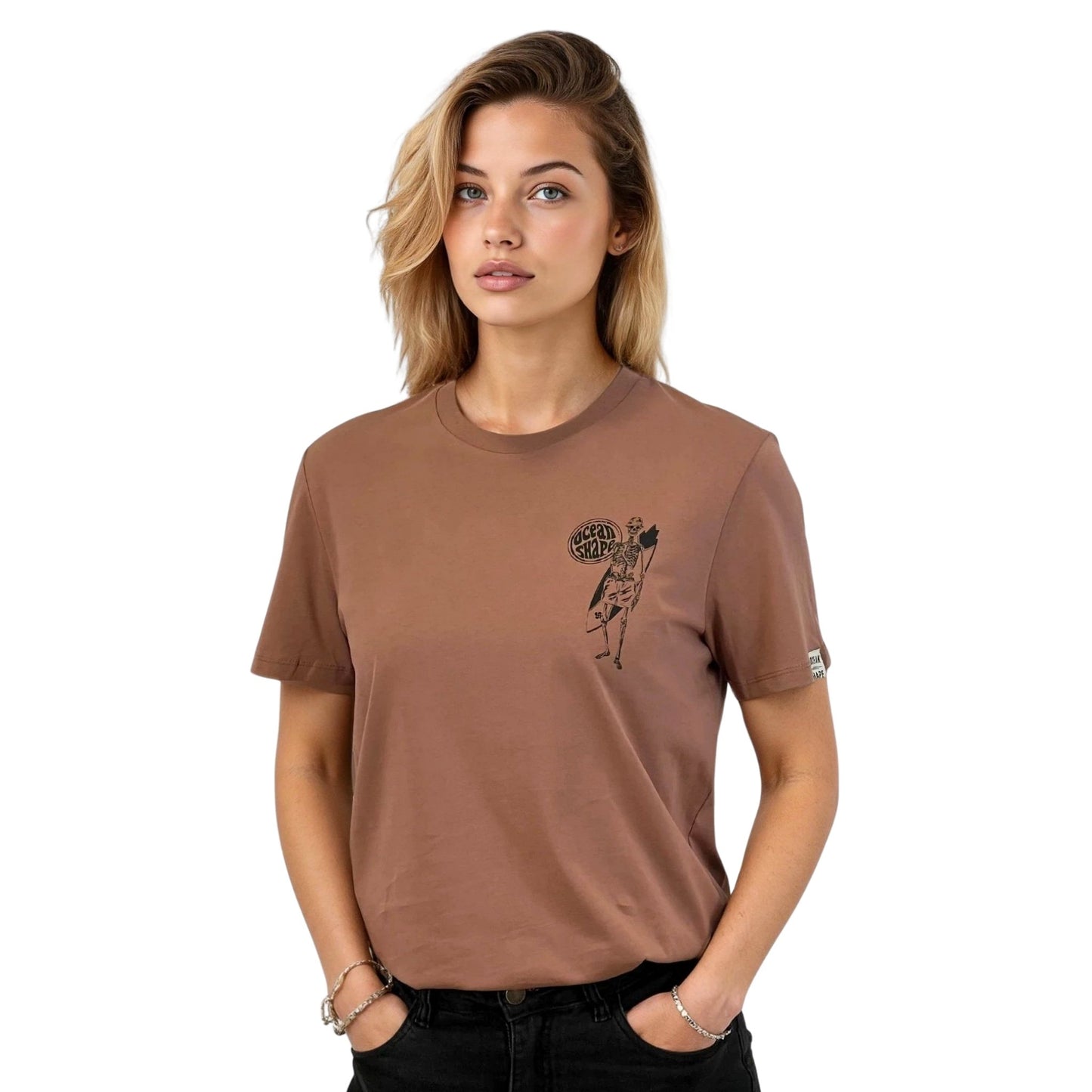 T-shirt unisexe sienna en coton biologique avec petit dessin noir de squelette surfeur sur la poitrine gauche, vu de face sur mannequin femme. 