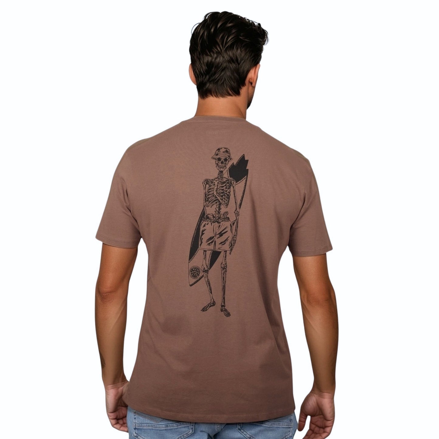 T-shirt unisexe sienna en coton biologique avec grand dessin noir de squelette surfeur dans le dos, vu de dos sur mannequin homme.