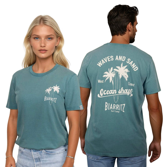 T-shirt unisexe en coton biologique vert sauge délavé.
Devant : petit dessin palmiers, planche de surf et écriture "Biarritz"  sur la poitrine gauche en écru.
Dos : grand dessin de palmiers, planche de surf et écriture « Waves and sand » et « Ocean Shape Biarritz » écru.
Vu de face sur mannequin femme et de dos sur mannequin homme.