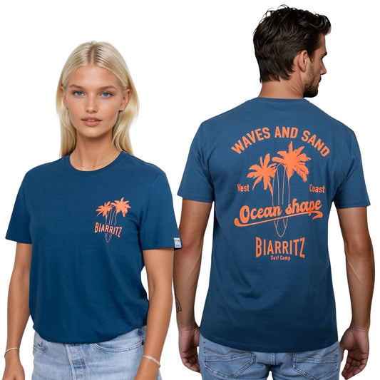 T-shirt unisexe en coton biologique bleu paon.
Devant : petit dessin palmiers, planche de surf et écriture « Biarritz » orange fluo sur la poitrine gauche.
Dos : grand dessin palmiers, planche de surf et écriture « ocean shape Biarritz » et « waves and sun » orange fluo.
Vu de face sur mannequin femme et de dos sur mannequin homme.