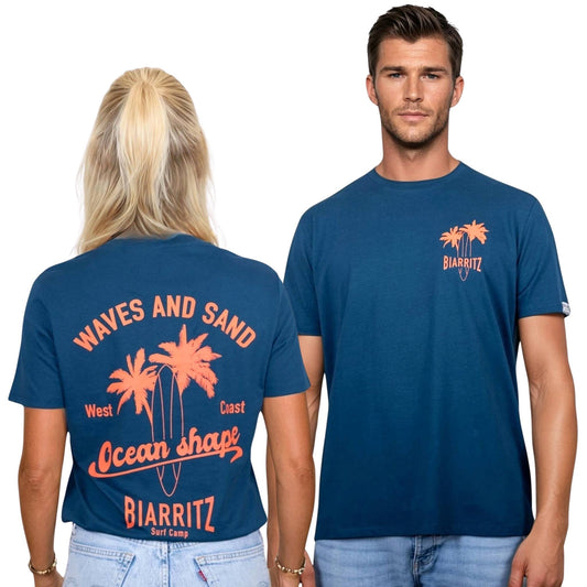 T-shirt unisexe en coton biologique bleu paon.
Devant : petit dessin palmiers, planche de surf et écriture « Biarritz » orange fluo sur la poitrine gauche.
Dos : grand dessin palmiers, planche de surf et écriture « ocean shape Biarritz » et « waves and sun » orange fluo.
Vu de dos sur mannequin femme et de face sur mannequin homme.