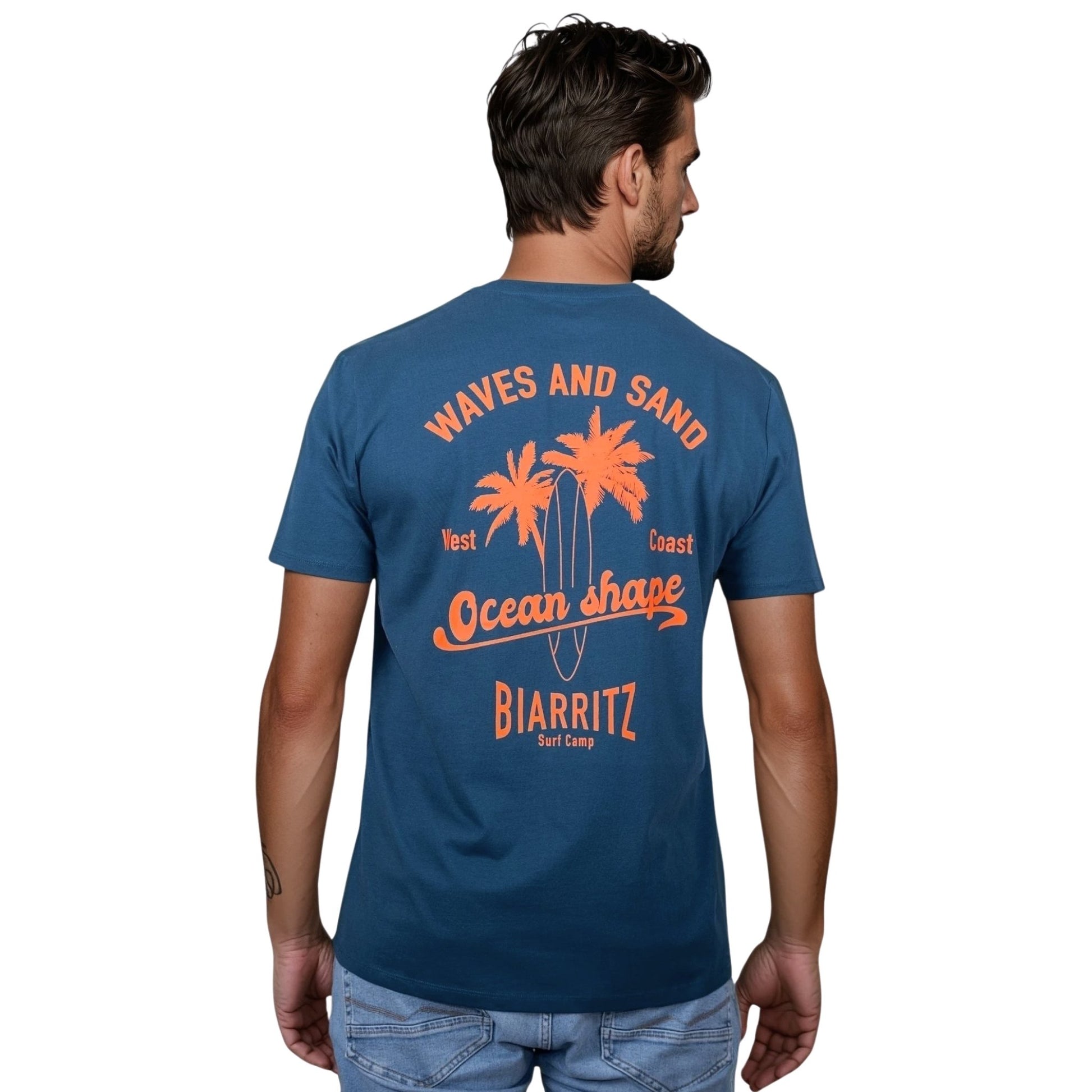 Tee-shirt unisexe en coton biologique bleu paon.
Grand dessin palmiers, planche de surf et écriture « ocean shape Biarritz » et « waves and sun » orange fluo dans le dos.
Vu de dos sur mannequin homme.