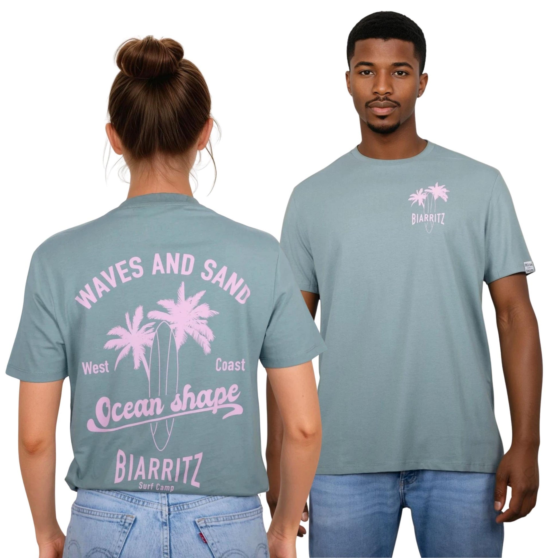 Tee-shirt unisexe vert sauge en coton biologique.
Devant : petit dessin de palmiers, planche de surf et écriture "Biarritz" rose clair sur la poitrine gauche.
Dos : grand dessin de palmiers, planche de surf et écriture "Waves and Sand" et "Ocean Shape Biarritz" rose clair.
Vu de dos sur mannequin femme et vu de face sur mannequin homme.