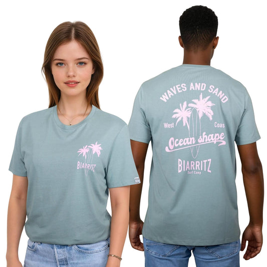 Tee-shirt unisexe vert sauge en coton biologique.
Devant : petit dessin de palmiers, planche de surf et écriture "Biarritz" rose clair sur la poitrine gauche.
Dos : grand dessin de palmiers, planche de surf et écriture "Waves and Sand" et "Ocean Shape Biarritz" rose clair.
Vu de face sur mannequin femme et vu de dos sur mannequin homme.