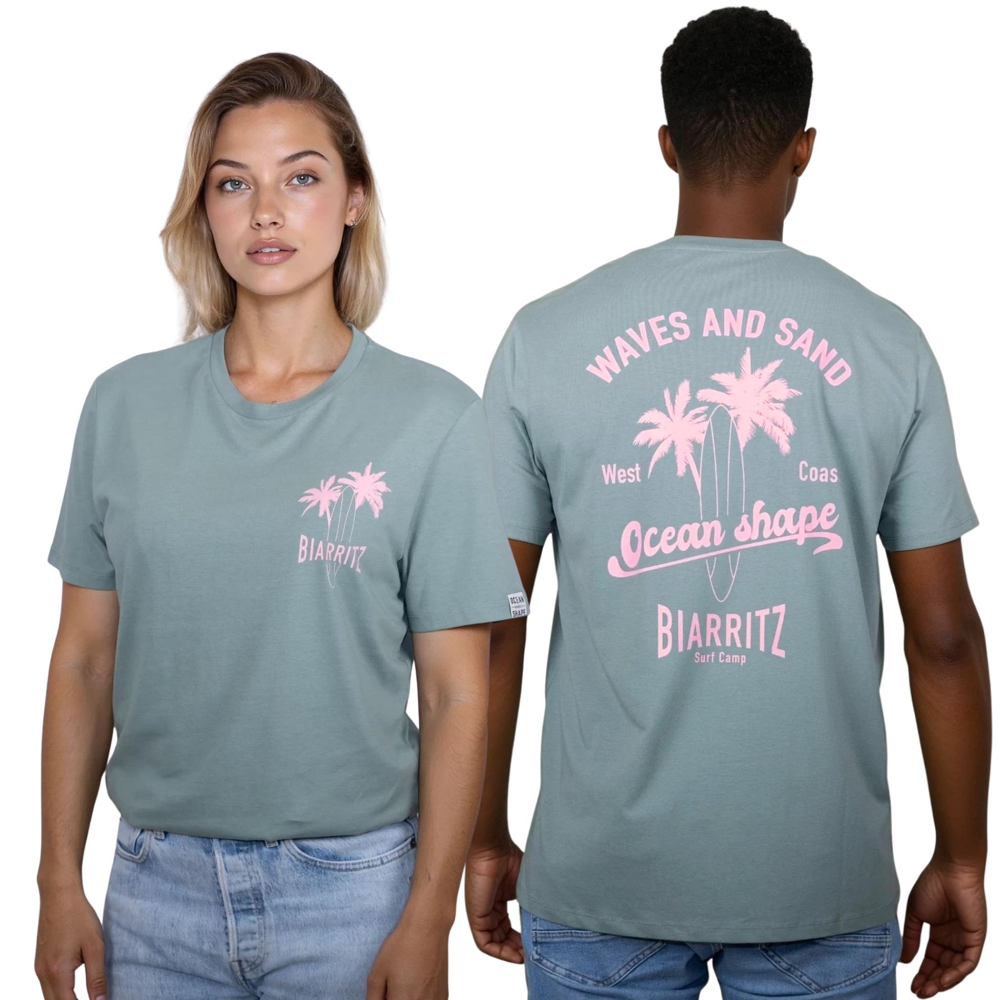 Tee-shirt unisexe vert sauge en coton biologique.
Devant : petit dessin de palmiers, planche de surf et écriture "Biarritz" rose clair sur la poitrine gauche.
Dos : grand dessin de palmiers, planche de surf et écriture "Waves and Sand" et "Ocean Shape Biarritz" rose clair.
Vu de face sur mannequin femme et vu de dos sur mannequin homme.