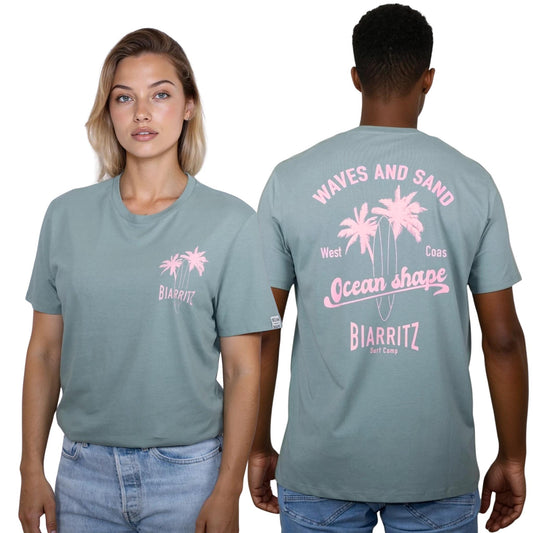 Tee-shirt unisexe vert sauge en coton biologique.
Devant : petit dessin de palmiers, planche de surf et écriture "Biarritz" rose clair sur la poitrine gauche.
Dos : grand dessin de palmiers, planche de surf et écriture "Waves and Sand" et "Ocean Shape Biarritz" rose clair.
Vu de face sur mannequin femme et vu de dos sur mannequin homme.