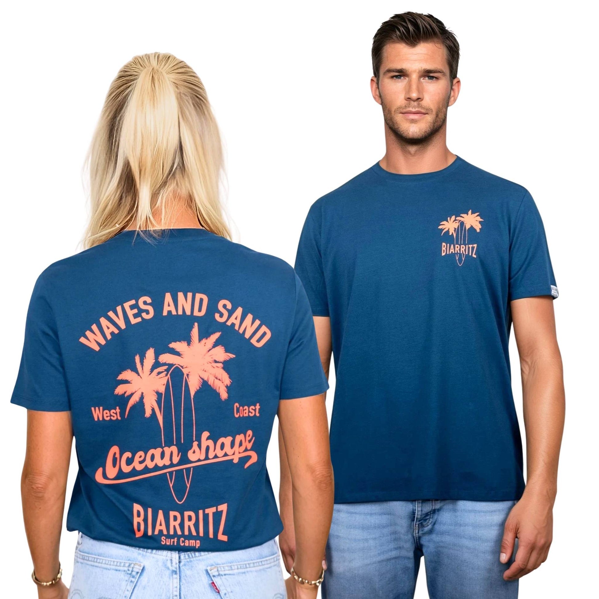 T-shirt unisexe en coton biologique bleu paon.
Devant : petit dessin palmiers, planche de surf et écriture « Biarritz » orange fluo sur la poitrine gauche.
Dos : grand dessin palmiers, planche de surf et écriture « ocean shape Biarritz » et « waves and sun » orange fluo.
Vu de dos sur mannequin femme et de face sur mannequin homme.