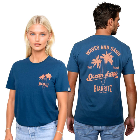 T-shirt unisexe en coton biologique bleu paon.
Devant : petit dessin palmiers, planche de surf et écriture « Biarritz » orange fluo sur la poitrine gauche.
Dos : grand dessin palmiers, planche de surf et écriture « ocean shape Biarritz » et « waves and sun » orange fluo.
Vu de face sur mannequin femme et de dos sur mannequin homme.