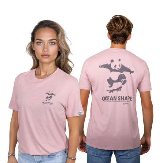Tee-shirt unisexe rose pale en coton biologique.
Devant : petit logo panda qui skate marron foncé sur la poitrine gauche.
Dos : gros logo panda qui skate et écriture "ocean shape" en marron foncé.
Vu de face sur mannequin femme et vu de dos sur mannequin homme.